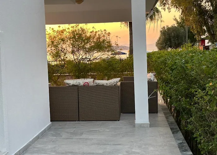 וילה Relaxing By The *