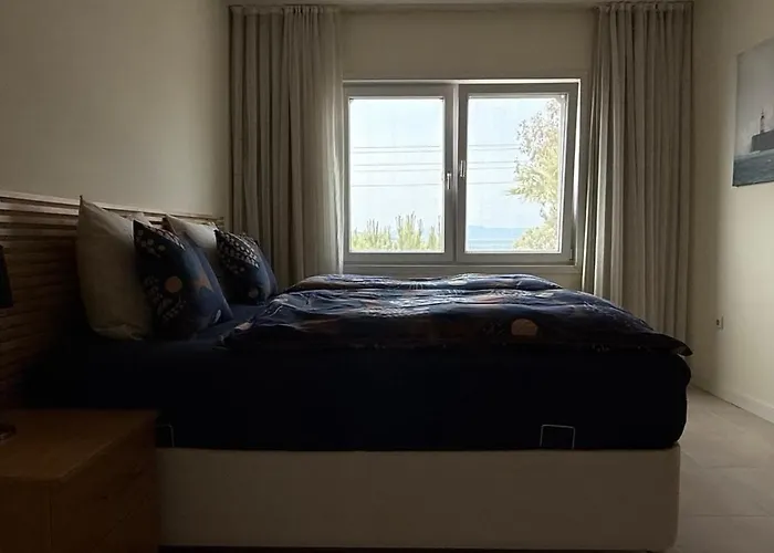 וילה Relaxing By The *