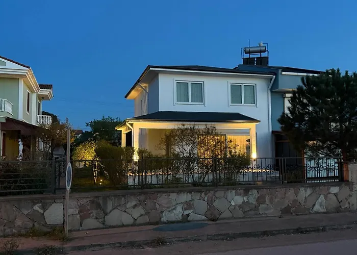 וילה Relaxing By The *