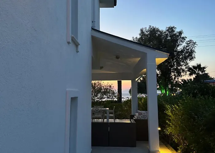 וילה Relaxing By The *