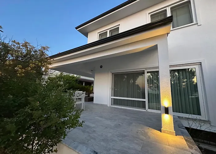 Relaxing By The וילה *